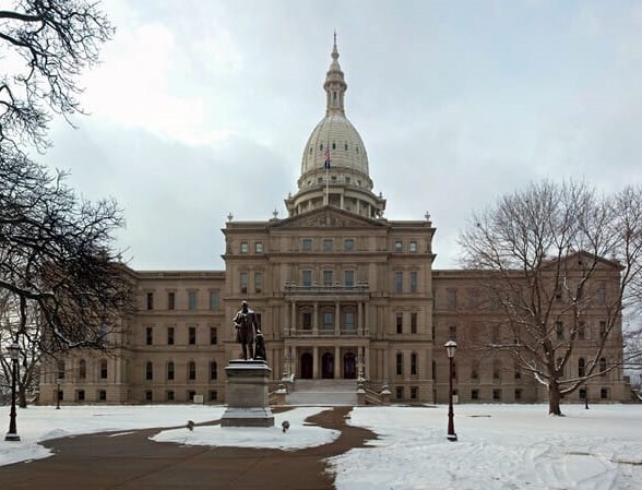 MI Senate Passes Bill to Increase Minimum Wage, Preserve Tipped Wage Credit