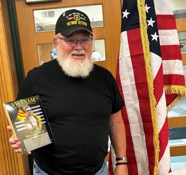 Local Veteran Receives Recognition Plaque