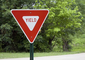 Yield Signs Installed At Summit & Bates In City Of Howell